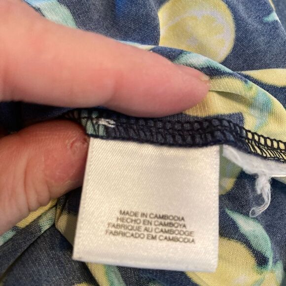 Jones NY fresh lemon print stretchy V neck button up top w/ cute collar runs big - Picture 9 of 11